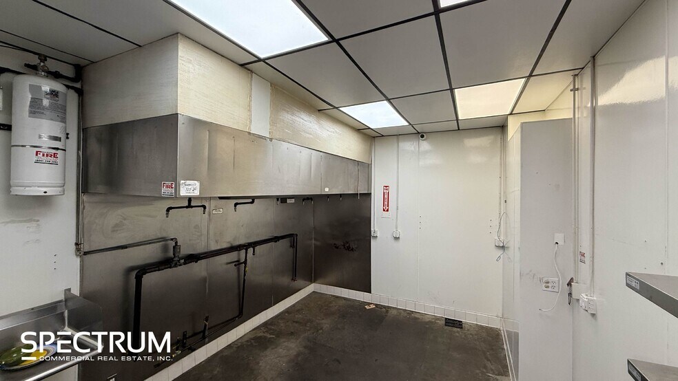 More Photos Of 18000 Ventura Blvd, Encino Unknown For Lease