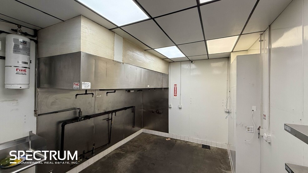 More Photos Of 18000 Ventura Blvd, Encino Restaurant For Lease