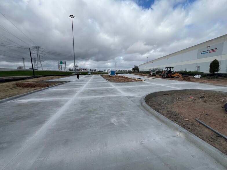 More Photos Of 8510 S Sam Houston Pky W, Houston Industrial For Sale