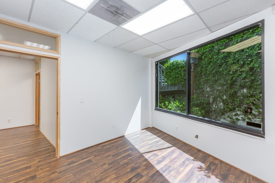 More Photos Of 23030 Lyons Ave, Santa Clarita Medical For Lease