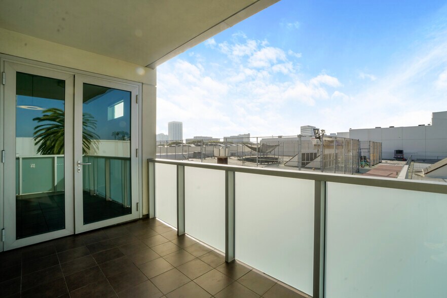 More Photos Of 525 Santa Monica Blvd, Santa Monica Apartments For Sale