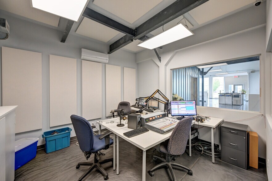 More Photos Of 3665-3701 Boul De La Cite-Des-Jeunes, Vaudreuil-dorion Light Distribution For Lease