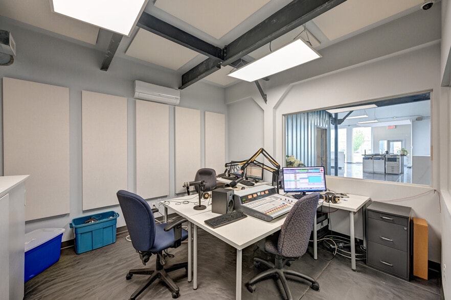 More Photos Of 3665-3701 Boul De La Cite-Des-Jeunes, Vaudreuil-dorion Light Distribution For Lease