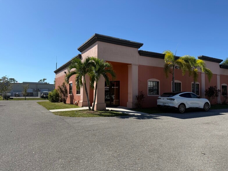 More Photos Of 6381 Corporate Park Cir, Fort Myers Research And Development For Lease