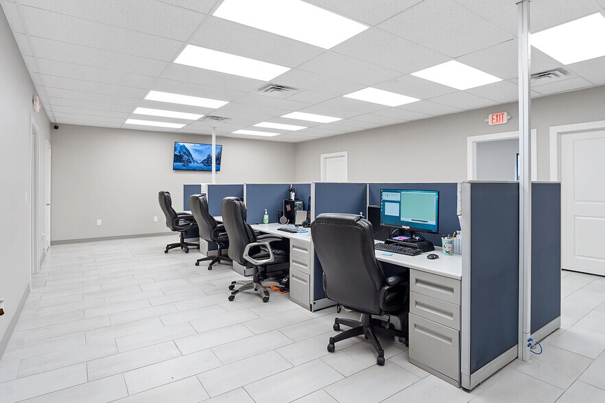 More Photos Of 6724 Paluxy Dr, Tyler Office For Lease