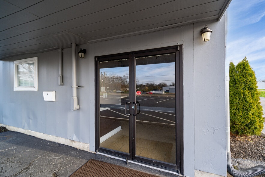 More Photos Of 6962 Coles Rd, Middletown General Retail For Sale