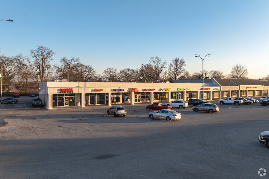 More Photos Of 1-175 N Oaks Plaza, Saint Louis General Retail For Sale