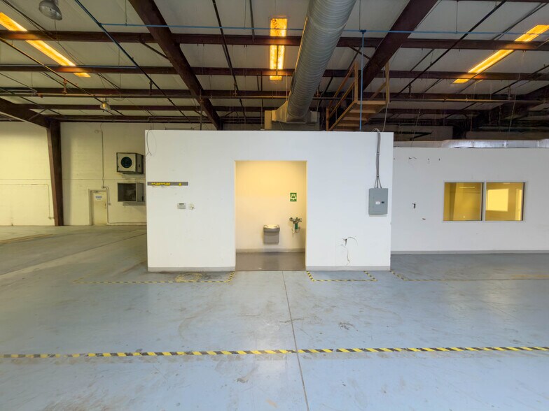 More Photos Of 6950 112th Cir, Largo Warehouse For Lease