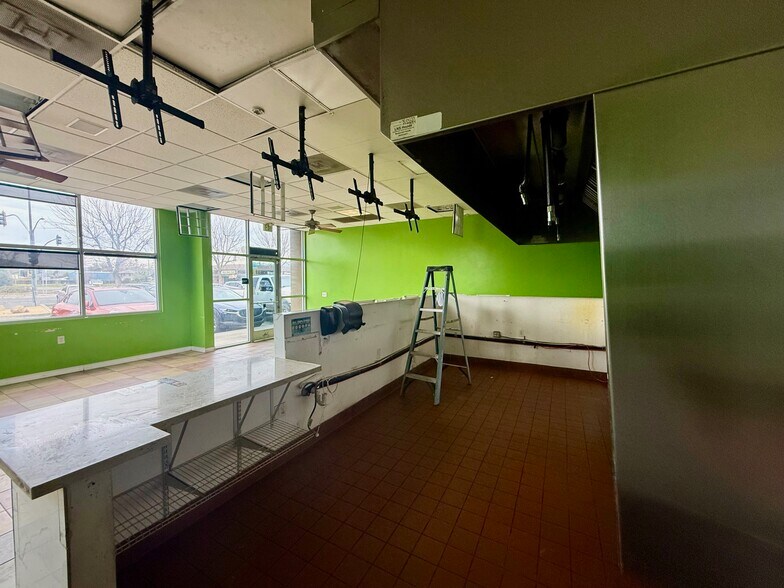 More Photos Of 947 W Olive Ave, Porterville Freestanding For Lease