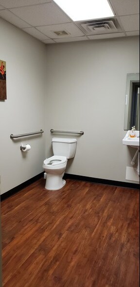 More Photos Of 5146 N 23rd St, Ozark Warehouse For Lease