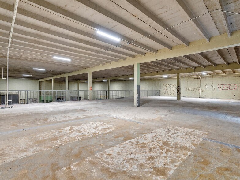 More Photos Of 301 NW 36th St, Miami General Retail For Sale