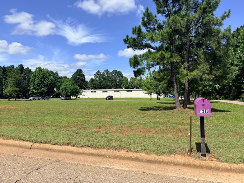 More Photos Of 1310 Commerce St, Marshall Light Distribution For Sale