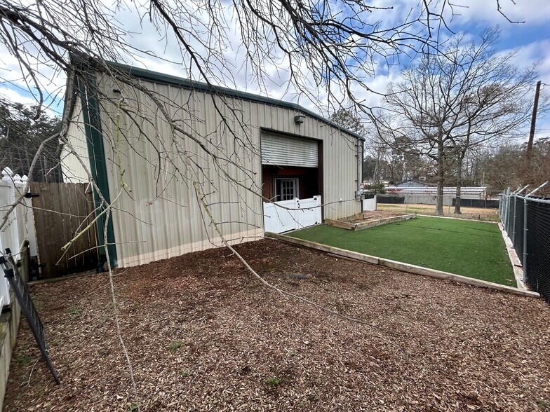 More Photos Of 10430 Fm 1097 Rd W, Willis Freestanding For Lease