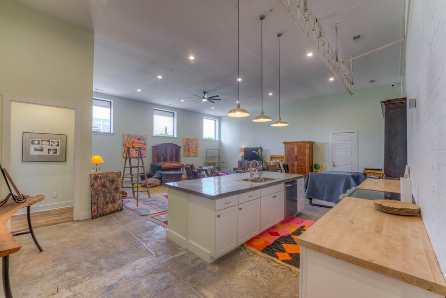 More Photos Of 405 Monroe Ave, Memphis Showroom For Sale