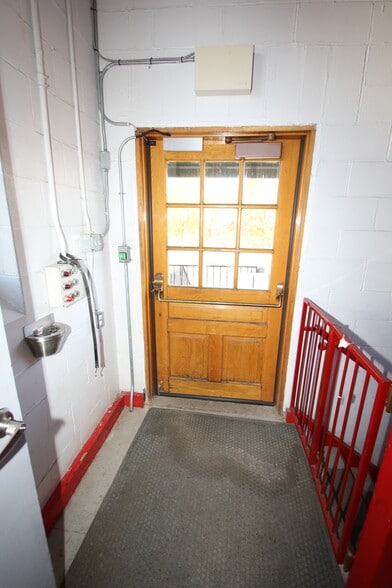 More Photos Of 35 Water St, Amesbury Research And Development For Lease