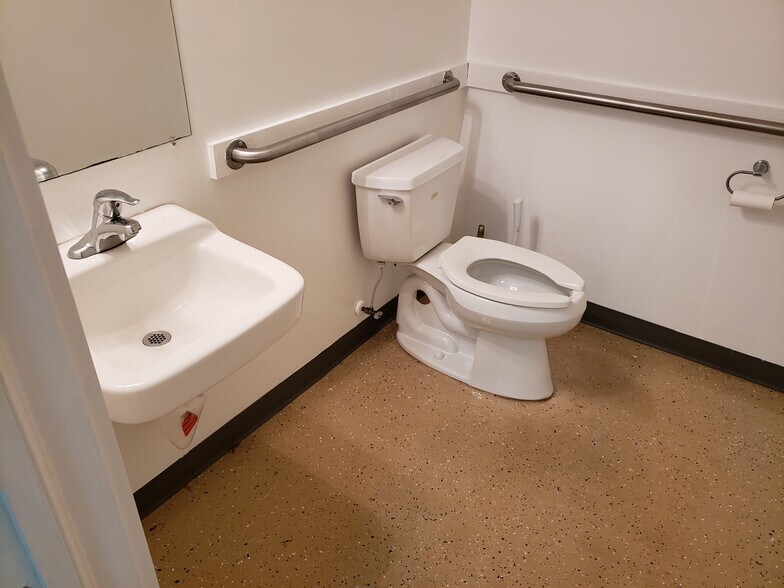 More Photos Of 3059-3061 SE Monroe St, Stuart Warehouse For Lease