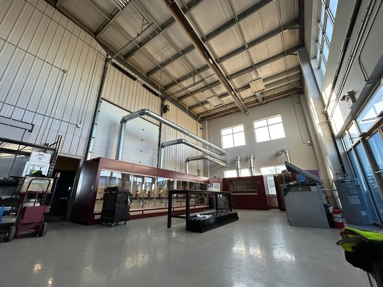 More Photos Of 357 Saskatchewan Ave, Spruce Grove Manufacturing For Lease