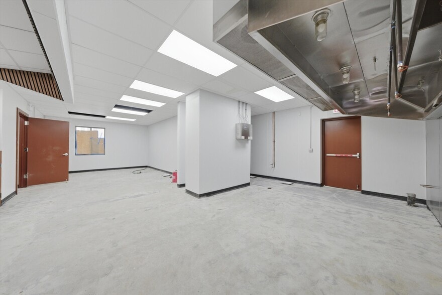 More Photos Of 2201 W Howard St, Chicago Restaurant For Lease