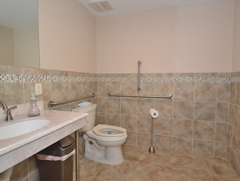 More Photos Of 590 Sunrise Hwy, Baldwin Freestanding For Lease