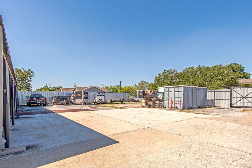 More Photos Of 5703-5705 Edgemoor Dr, Houston Warehouse For Lease