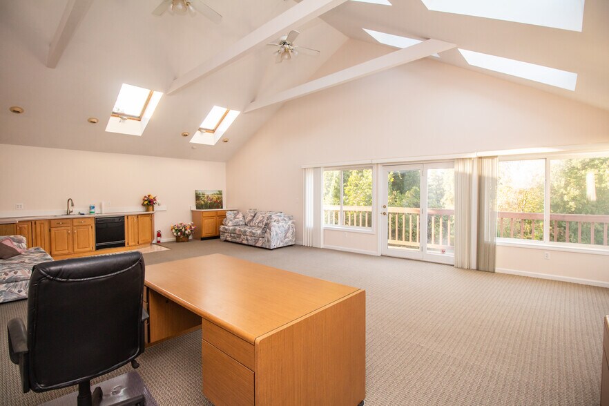 More Photos Of 1150 Main St, Leicester Showroom For Lease