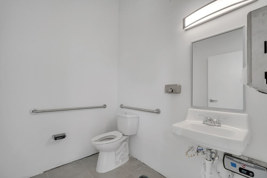 More Photos Of 3370 Rouse Rd, Orlando Storefront For Sale