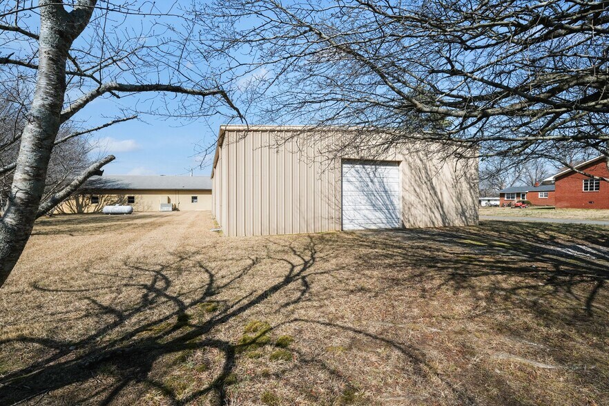 More Photos Of 6402 W Marshville Blvd, Marshville Showroom For Lease