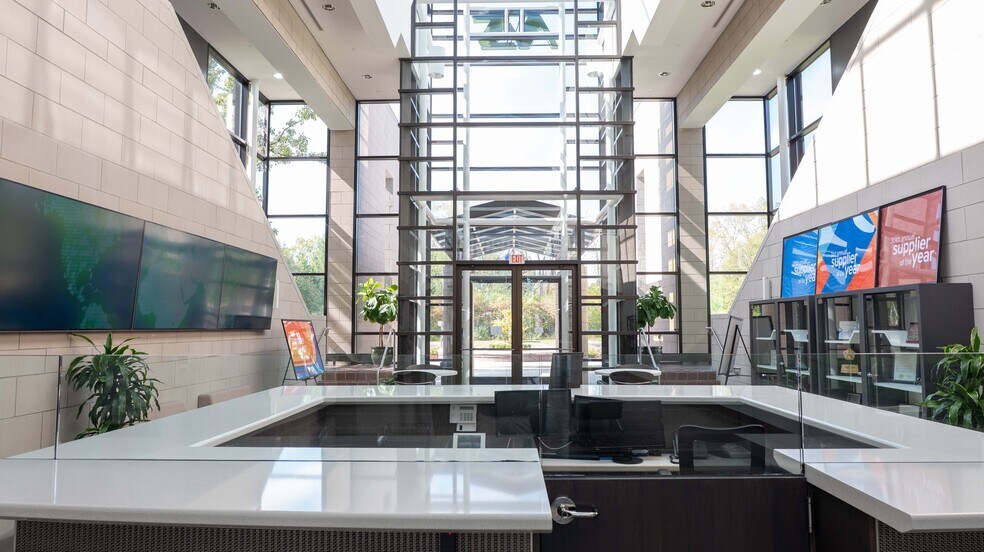 More Photos Of 600 Wilshire Dr, Troy Office For Sale