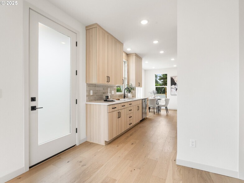 More Photos Of 305 Jetty ave, Lincoln City Multifamily For Sale