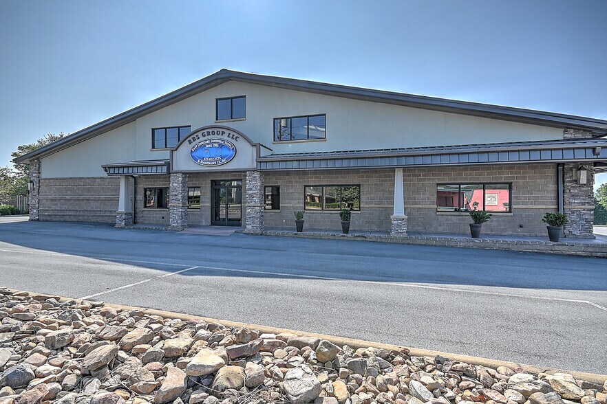 More Photos Of 317 Bluff City Hwy, Bristol Flex For Sale