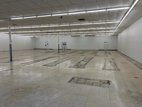 More Photos Of 390 W Chrysler Dr, Belvidere Storefront For Sale