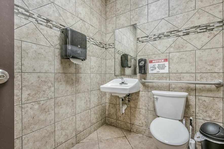 More Photos Of 5815 S Western St, Amarillo Service Station For Sale