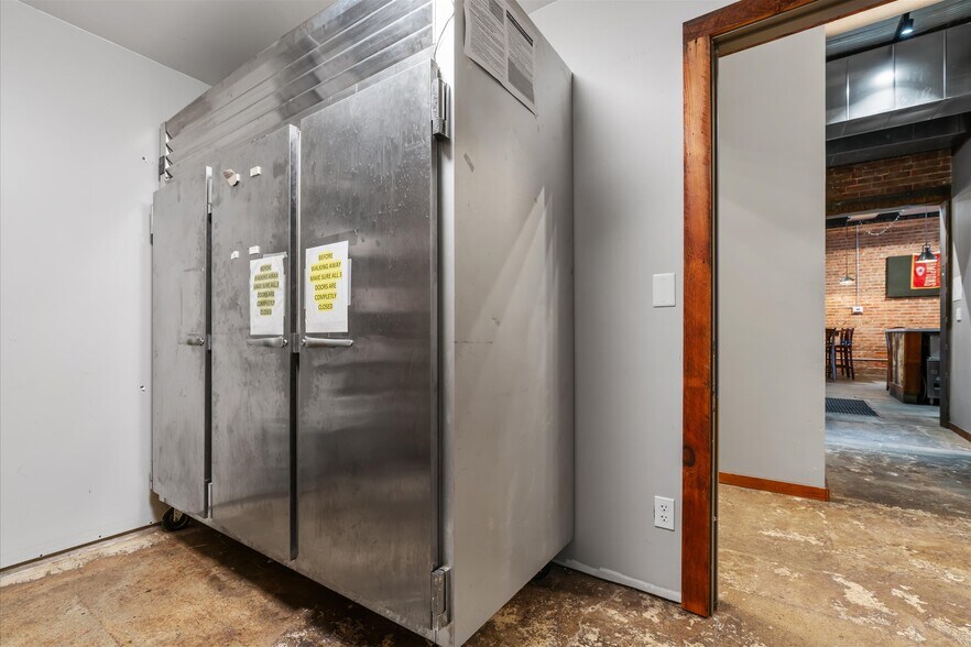 More Photos Of 451 S Thompson Ave, Excelsior Springs Bar For Sale