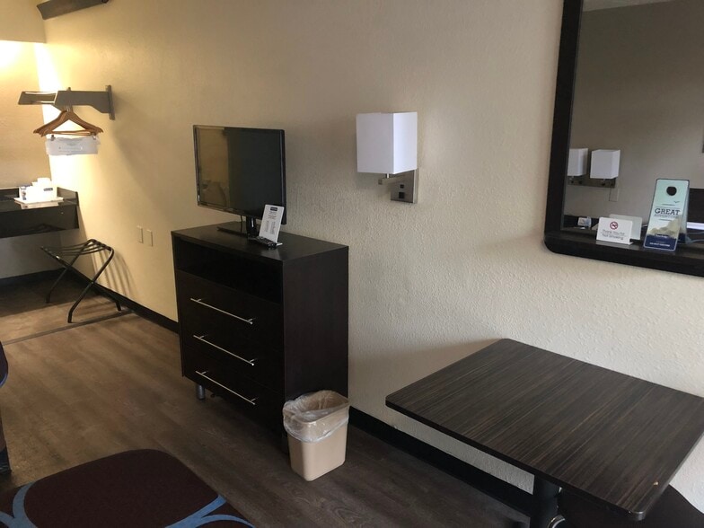 More Photos Of 2471 Old National Pky, College Park Hotel For Sale