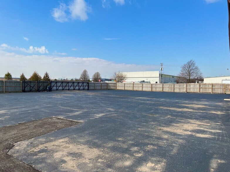 More Photos Of 2660 Bond St, University Park Service For Lease