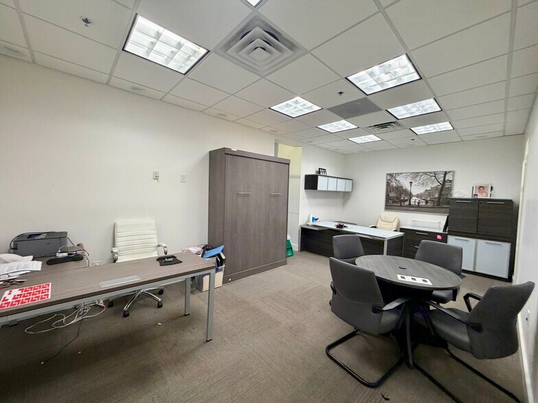 More Photos Of 7500 NW 25th St, Miami Office For Sale