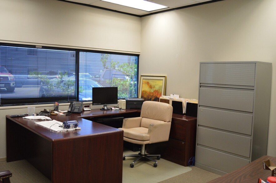 More Photos Of 2441 Bartlett St, Houston Office For Sale