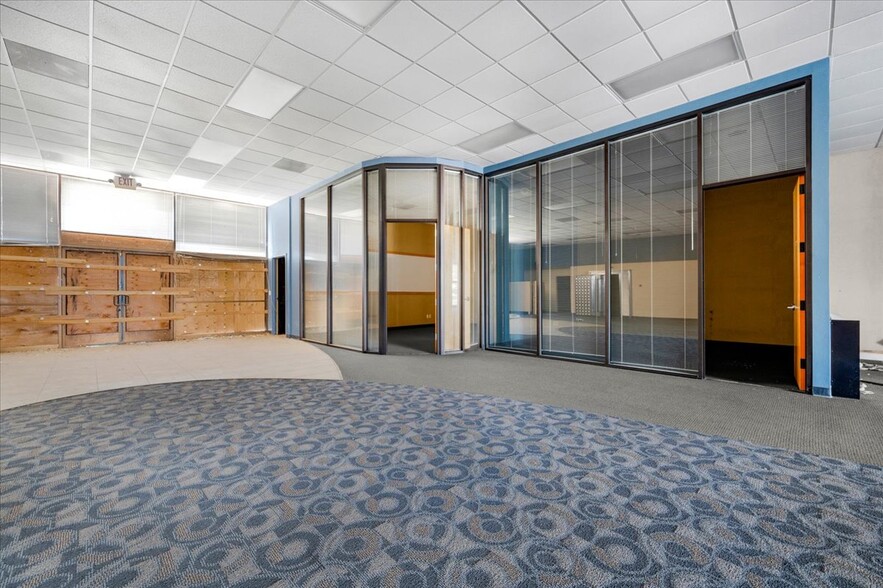 More Photos Of 3730-3780 N Blackstone Ave, Fresno Unknown For Lease