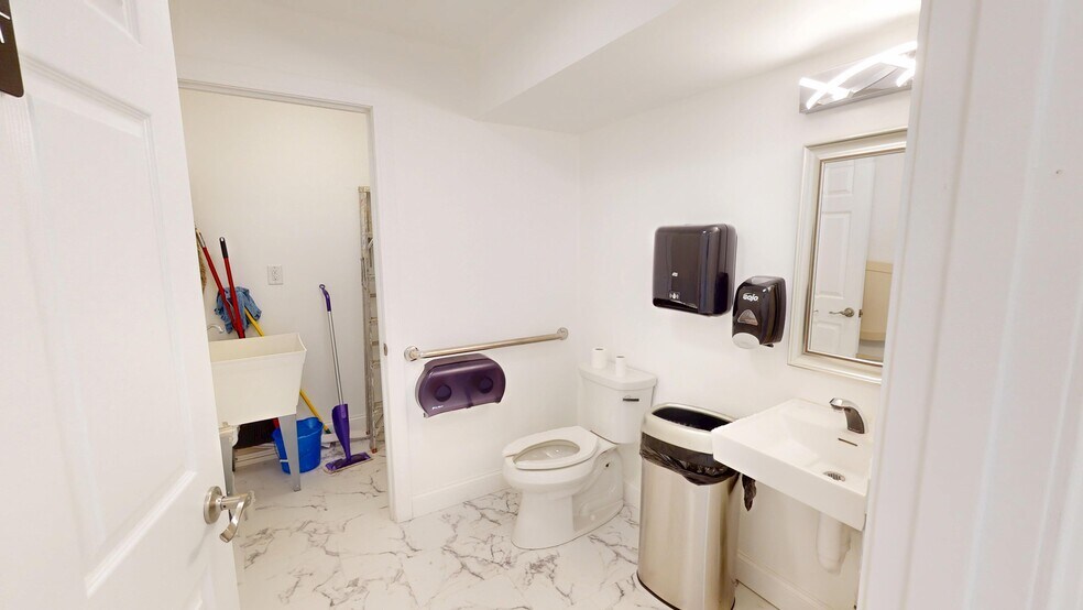 More Photos Of 718 N Bridge St, Yorkville Office For Lease