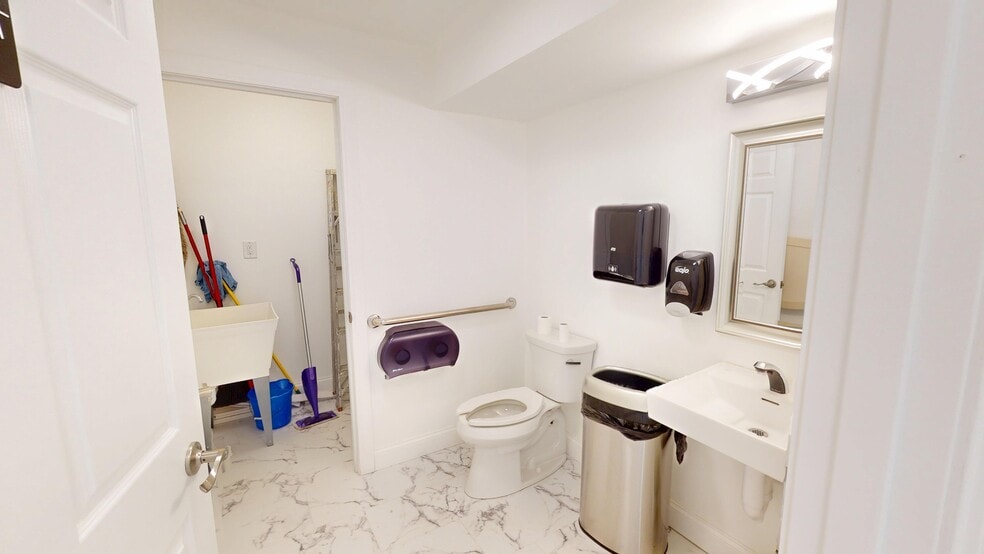 More Photos Of 718 N Bridge St, Yorkville Office For Lease