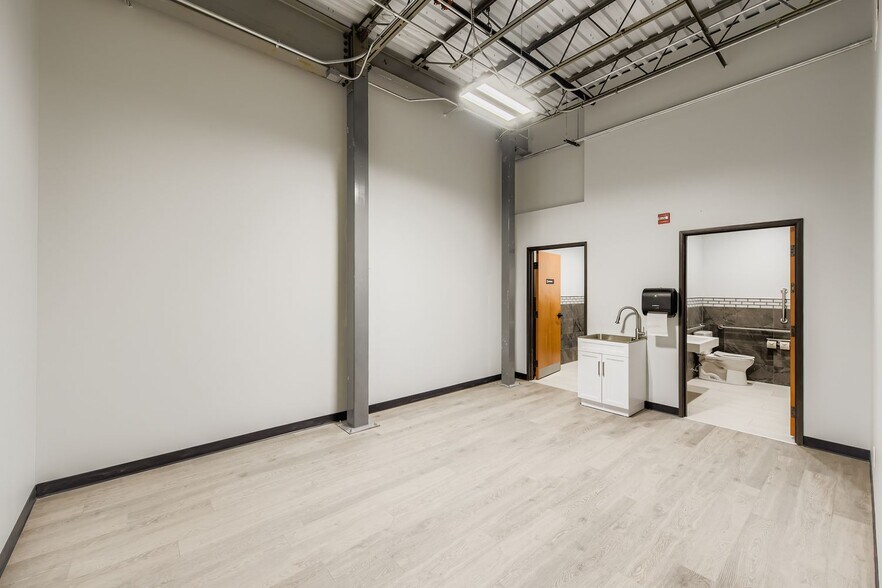 More Photos Of 1500 W Campus Dr, Littleton Warehouse For Lease