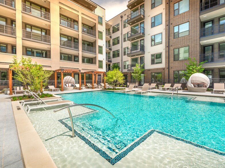 More Photos Of 411 W Commerce St, Dallas Apartments For Lease
