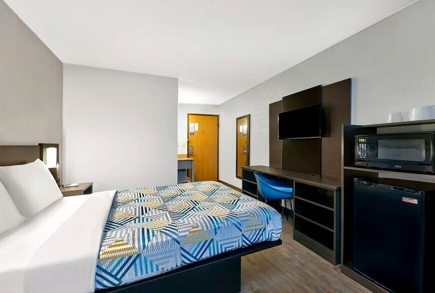 More Photos Of 616 33rd Ave SW, Cedar Rapids Hotel For Sale