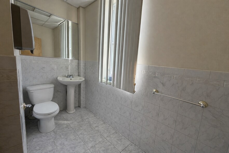 More Photos Of 545 Cary Ave, Staten Island Office For Lease