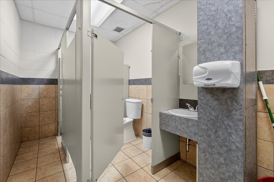 More Photos Of 11831 123 St NW, Edmonton Office For Sale