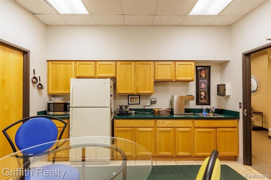 More Photos Of 5840-5936 Sterling Dr, Howell Flex For Lease