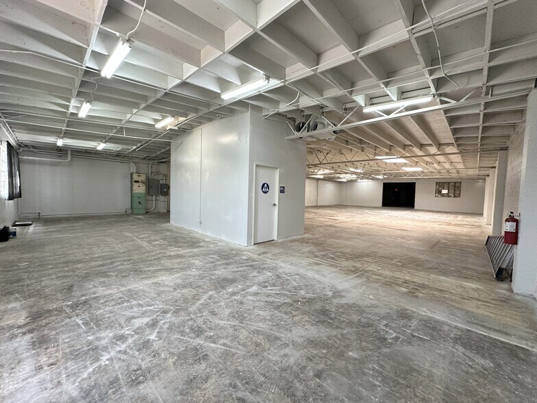 More Photos Of 14737 Arminta St, Panorama City Manufacturing For Sale