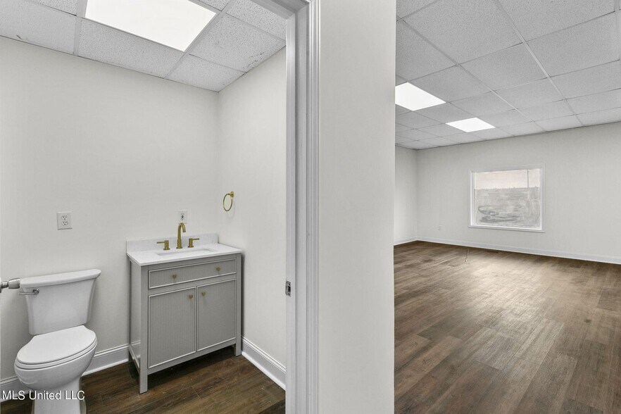 More Photos Of 148 Weisenberger Rd, Madison Flex For Lease