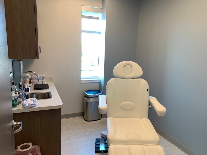 More Photos Of 24430 Stone Springs Blvd, Dulles Medical For Lease