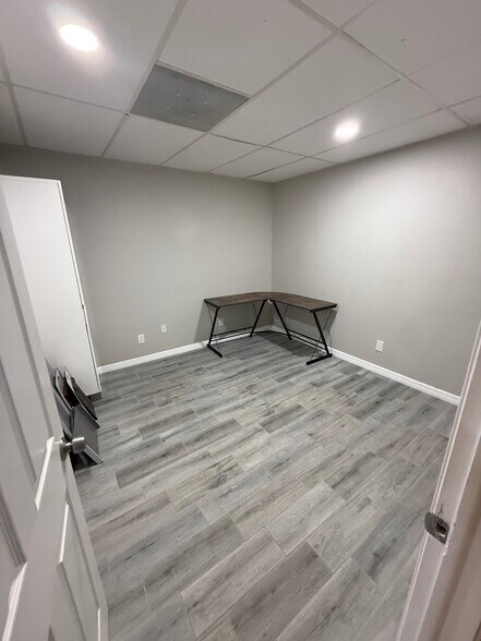 More Photos Of 5010 N Nebraska Ave, Tampa Light Distribution For Lease